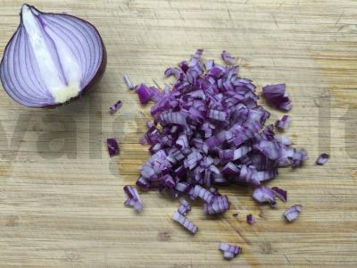 Salotos su silkėmis pomidorų padaže ir žirneliais Žingsnis 1