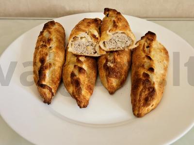 Pyragėliai su sultinga mėsos įdaru ir sūriu pagrindine nuotrauka