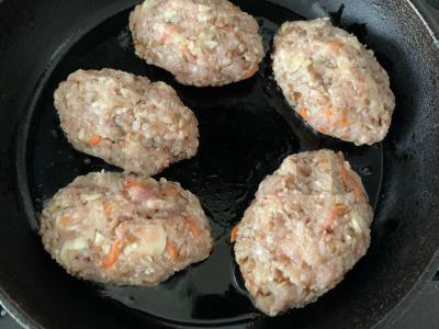 Patingėti kopūstai su grikiais, faršu, grietine ir daržovėmis Žingsnis 9