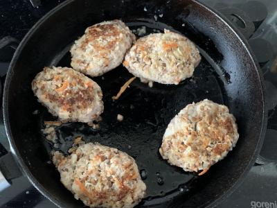 Patingėti kopūstai su grikiais, faršu, grietine ir daržovėmis Žingsnis 10