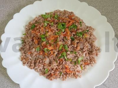 Grikių košė su keptais daržovėmis ir jautienos faršu pagrindine nuotrauka