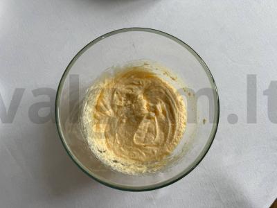 Keksas su grietine ir uogomis Žingsnis 1