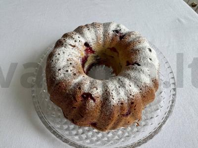 Keksas su grietine ir uogomis pagrindine nuotrauka