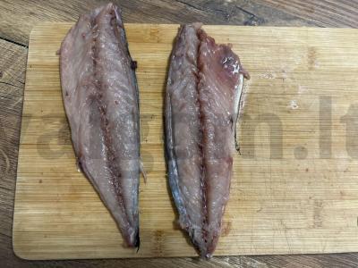 Rulėliai iš skumbrės su pomidorais Žingsnis 1