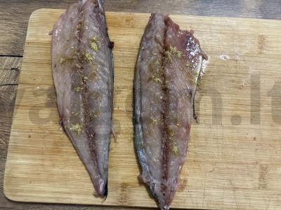 Rulėliai iš skumbrės su pomidorais Žingsnis 2