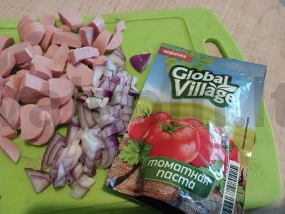 Žiedinė kopūstai su dešrelėmis, troškinti su pomidorų padažu Žingsnis 1