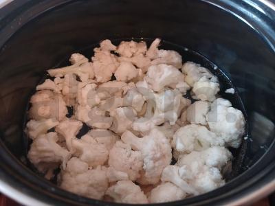 Žiedinė kopūstai su dešrelėmis, troškinti su pomidorų padažu Žingsnis 2