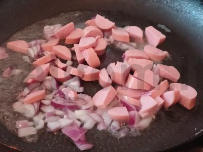 Žiedinė kopūstai su dešrelėmis, troškinti su pomidorų padažu Žingsnis 3