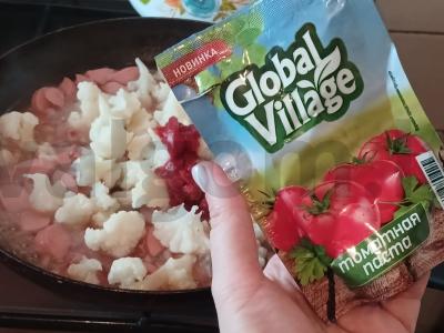 Žiedinė kopūstai su dešrelėmis, troškinti su pomidorų padažu Žingsnis 4