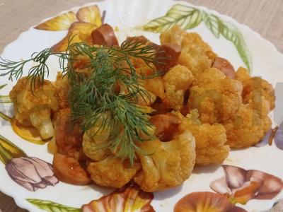 Žiedinė kopūstai su dešrelėmis, troškinti su pomidorų padažu pagrindine nuotrauka