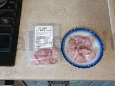 Kalakutienos troškinys su cukinija ir žaliuoju svogūnu Žingsnis 1