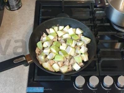 Kalakutienos troškinys su cukinija ir žaliuoju svogūnu Žingsnis 5