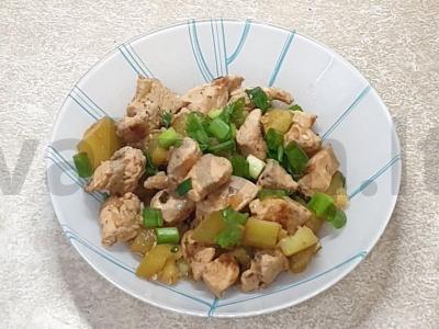 Kalakutienos troškinys su cukinija ir žaliuoju svogūnu pagrindine nuotrauka