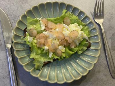 Tostai su varškės sūriu, skrambučiu ir krevetėmis pagrindine nuotrauka