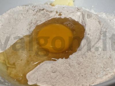 Sausainiai su šokolado gabaliukais ir riešutais Žingsnis 2