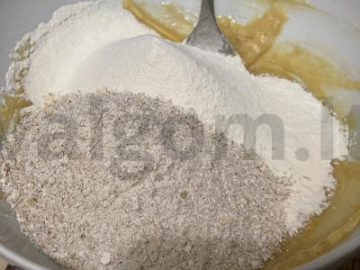 Sausainiai su šokolado gabaliukais ir riešutais Žingsnis 3