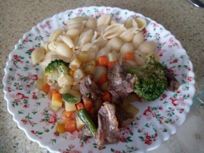 Mėsos patiekalas su daržovėmis „Greitas ir skanus“ pagrindine nuotrauka