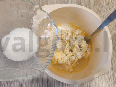 Skani varškėtukai su bananų įdaru Žingsnis 3