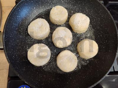 Skani varškėtukai su bananų įdaru Žingsnis 10