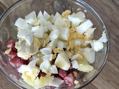 Salotos su dešra ir marinuotais grybais Žingsnis 1