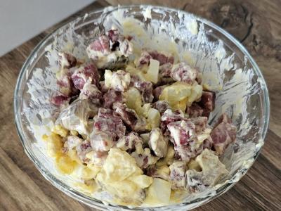 Salotos su dešra ir marinuotais grybais pagrindine nuotrauka