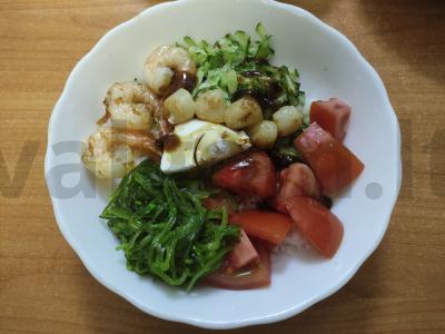 Poke su krevetėmis ir jūros midijomis pagrindine nuotrauka