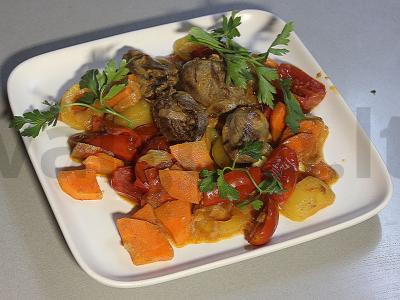 Kalakutų širdelės su daržovių garnyru pagrindine nuotrauka