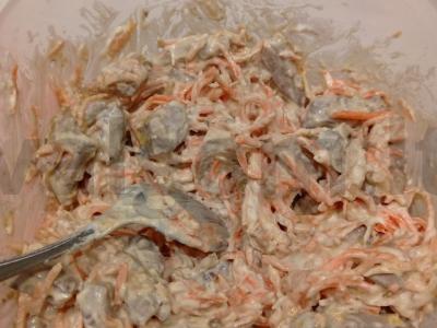 Kepenų ir morkų salotos pagal korėjietišką receptą pagrindine nuotrauka