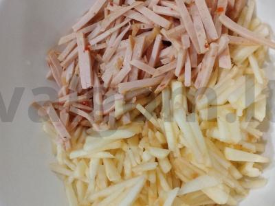 Nuostabi salotos su kumpiu, obuoliu ir agurkais Žingsnis 1