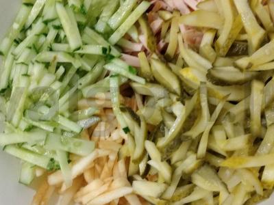 Nuostabi salotos su kumpiu, obuoliu ir agurkais Žingsnis 2