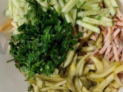 Nuostabi salotos su kumpiu, obuoliu ir agurkais Žingsnis 3