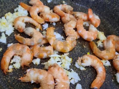 Spagečiai su krevetėmis, sūriu ir česnaku Žingsnis 3