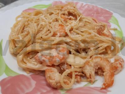 Spagečiai su krevetėmis, sūriu ir česnaku pagrindine nuotrauka