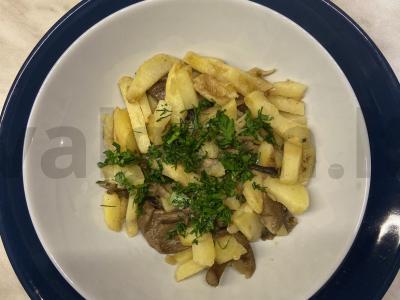 Keptas bulvės su voveraitėmis ir žolelėmis pagrindine nuotrauka