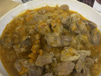 Kiaulienos guliašas su daržovėmis ir salsos padažu pagrindine nuotrauka