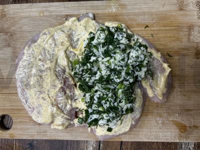 Vištienos filė su sultinga suluguni ir žolelių įdaru Žingsnis 11