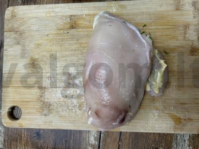 Vištienos filė su sultinga suluguni ir žolelių įdaru Žingsnis 12