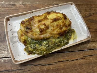 Vištienos filė su sultinga suluguni ir žolelių įdaru pagrindine nuotrauka