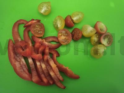 Salotos su jūros kopūstais, vyšniniais pomidorais ir paprikomis Žingsnis 1