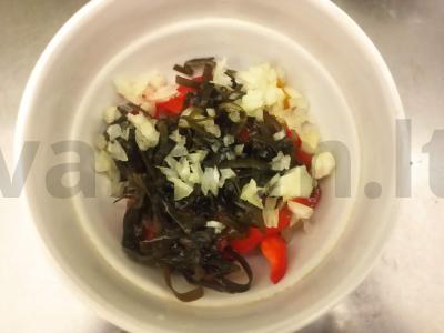 Salotos su jūros kopūstais, vyšniniais pomidorais ir paprikomis Žingsnis 3