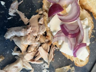 Kruasanas su vištienos, agurkų ir raudonojo svogūno įdaru Žingsnis 2