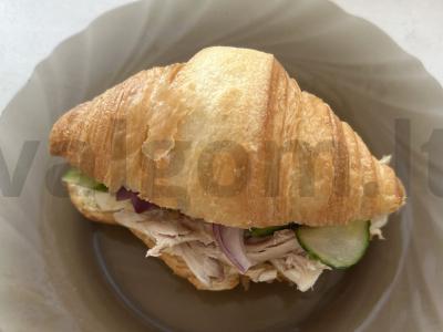 Kruasanas su vištienos, agurkų ir raudonojo svogūno įdaru pagrindine nuotrauka