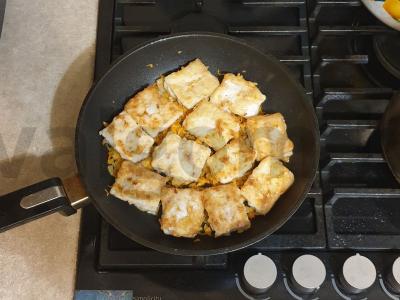 Menkių filė grietinės padaže ant daržovių pagalvėlės Žingsnis 6