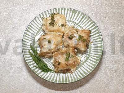 Menkių filė grietinės padaže ant daržovių pagalvėlės pagrindine nuotrauka