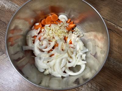 Švelni kiauliena su daržovėmis puoduose Žingsnis 2