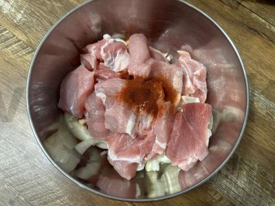 Švelni kiauliena su daržovėmis puoduose Žingsnis 3