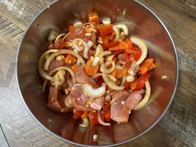 Švelni kiauliena su daržovėmis puoduose Žingsnis 4