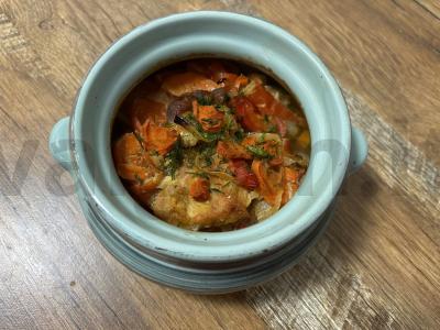 Švelni kiauliena su daržovėmis puoduose pagrindine nuotrauka