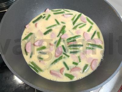 Omletas su žaliąja pupelių ir dešrelėmis Žingsnis 2