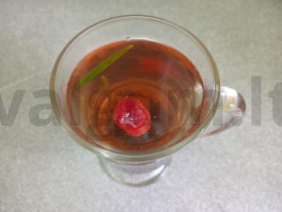 Arbata su avietėmis, rozmarinu ir medumi pagrindine nuotrauka